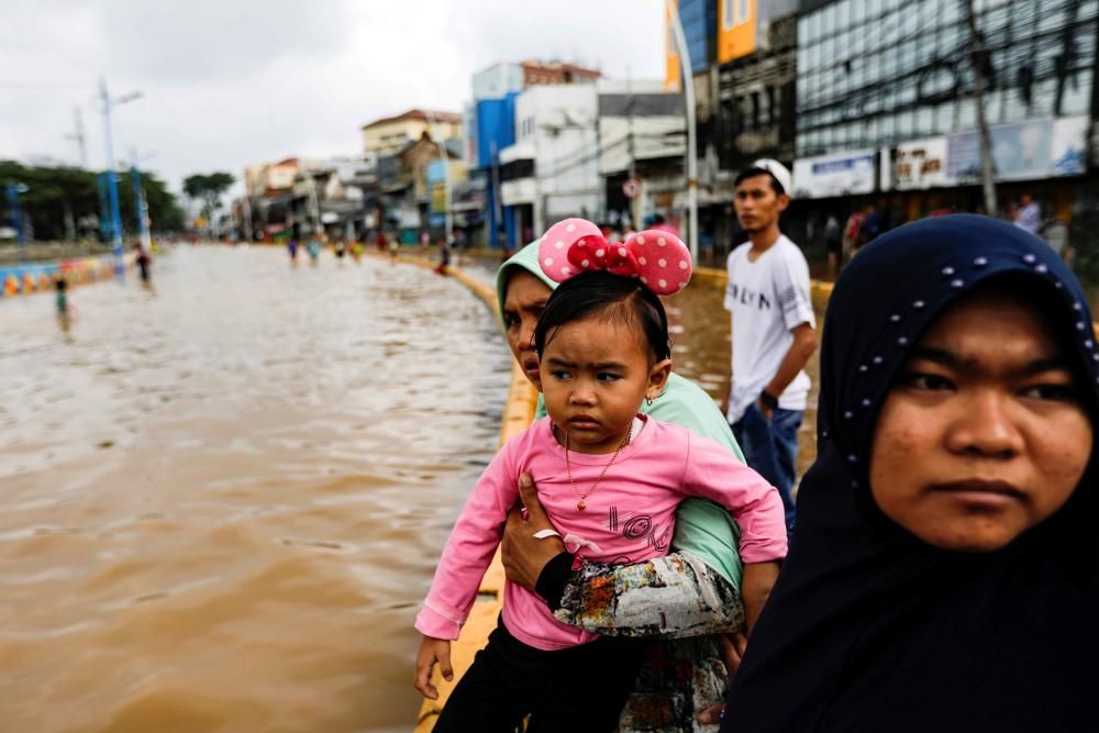 Al menos 16 muertos por las inundaciones en Indonesia