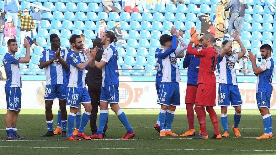 Los jugadores deportivistas saludan a los aficionados tras el partido del sábado contra el Villarreal en Riazor.