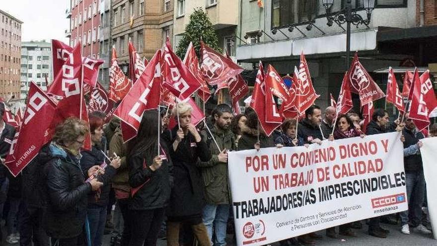 Cabecera de la protesta, ayer, en Oviedo.