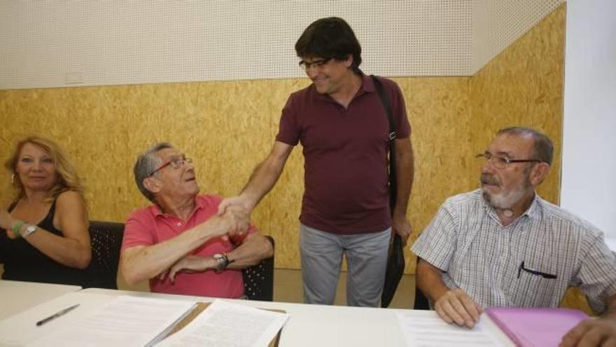 Pavón saluda a uno de los vecinos con los que se reunió ayer en su condición de edil de Limpieza.