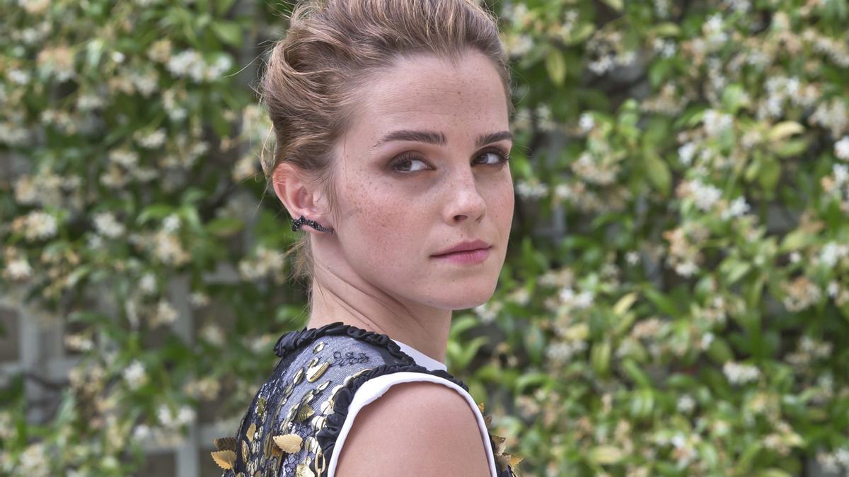 Emma Watson con el pelo recogido y un maquillaje en tonos tierra