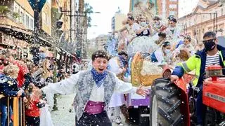 Una cascada de papeles de colores convierte el Coso en pura diversión