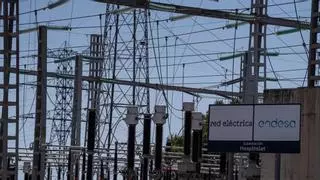 Un incendio y una avería dejan sin luz a unos 87.000 vecinos del área de Barcelona