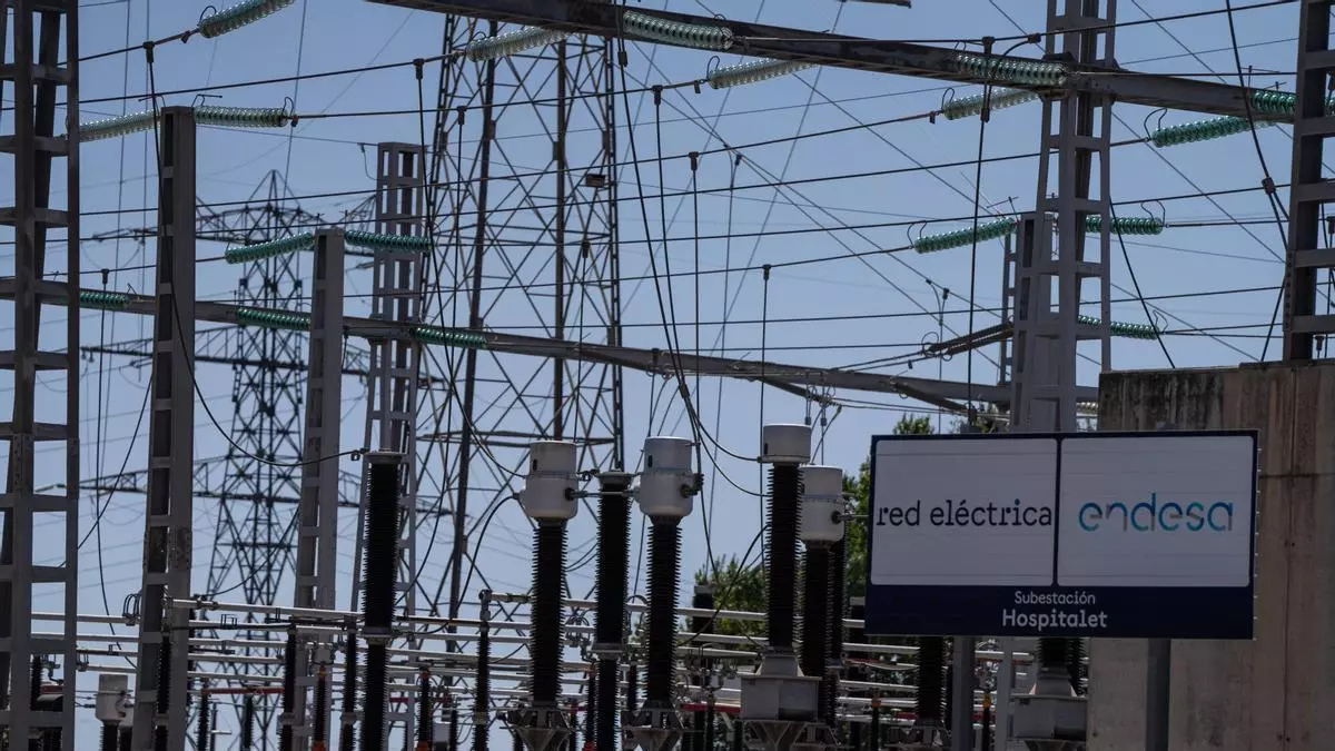 Un incendio y una avería dejan sin luz a unos 87.000 vecinos del área de Barcelona