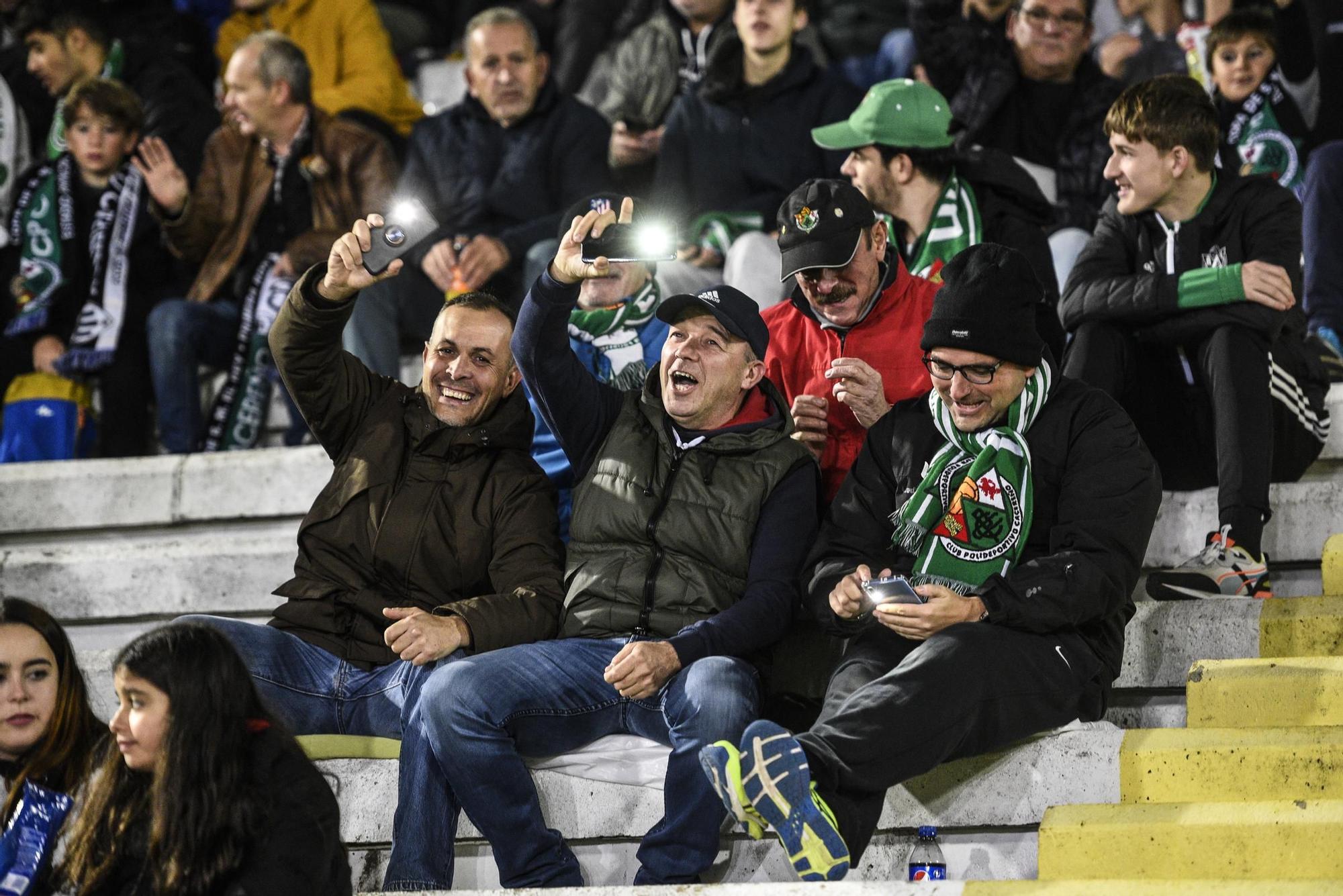 El ambiente en la grada del Cacereño-Castellón