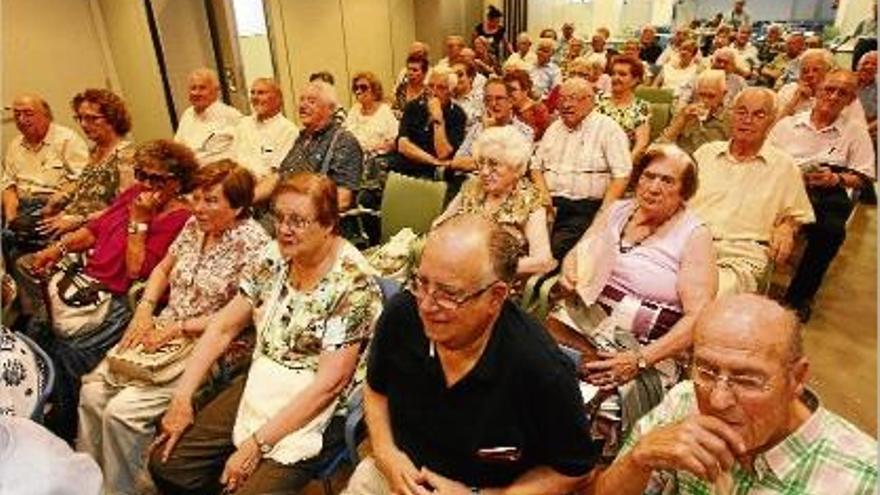 Un moment de l&#039;assemblea celebrada ahir al local de la gent gran del carrer Grober.