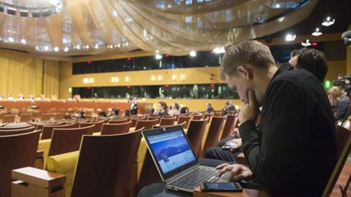 El austriaco Maximilian Schrems, ayer aguardando sentencia en Luxemburgo.