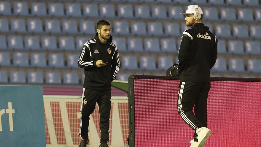 Carles Gil, a la izquierda, durante su etapa en el Valencia