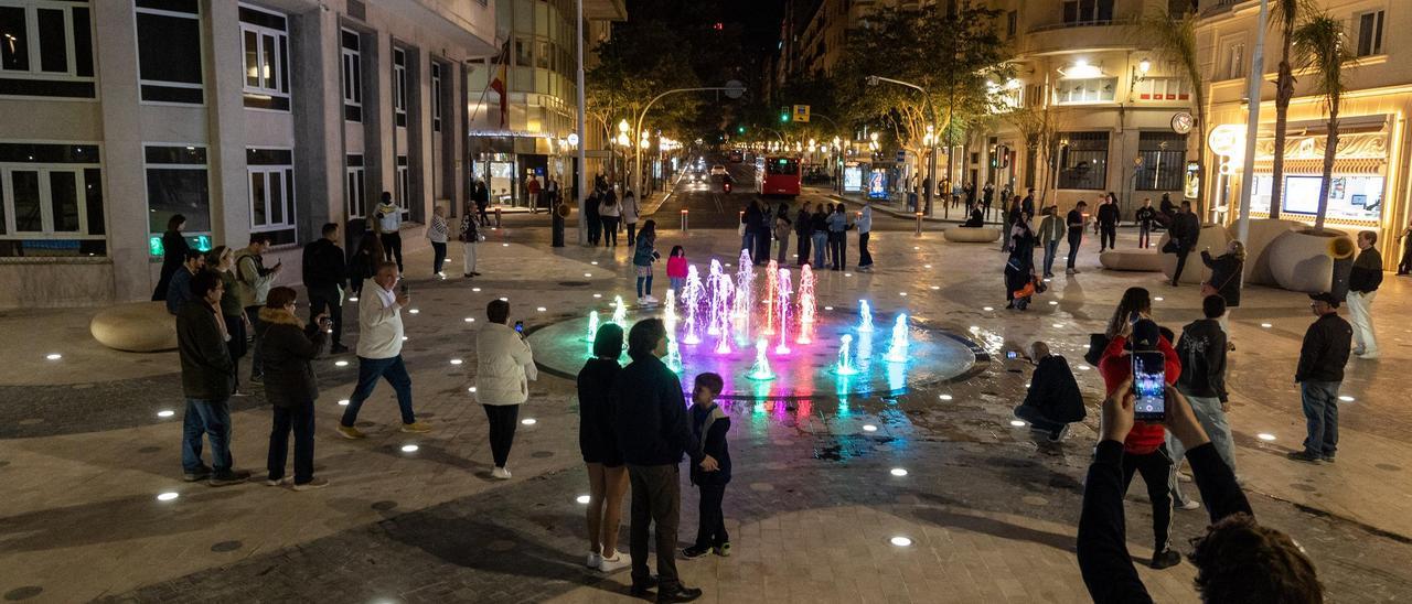La nueva imagen del fondo de saco entre la Rambla y la Explanada despierta la curiosidad de los alicantinos