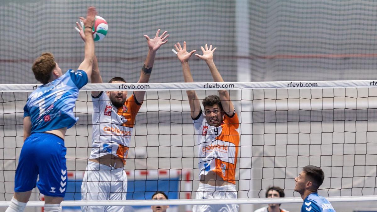 El UBE L&#039;Ila Grau superó el jueves en el primer partido de la fase de grupos al Cableworld Volei Villena Petrer