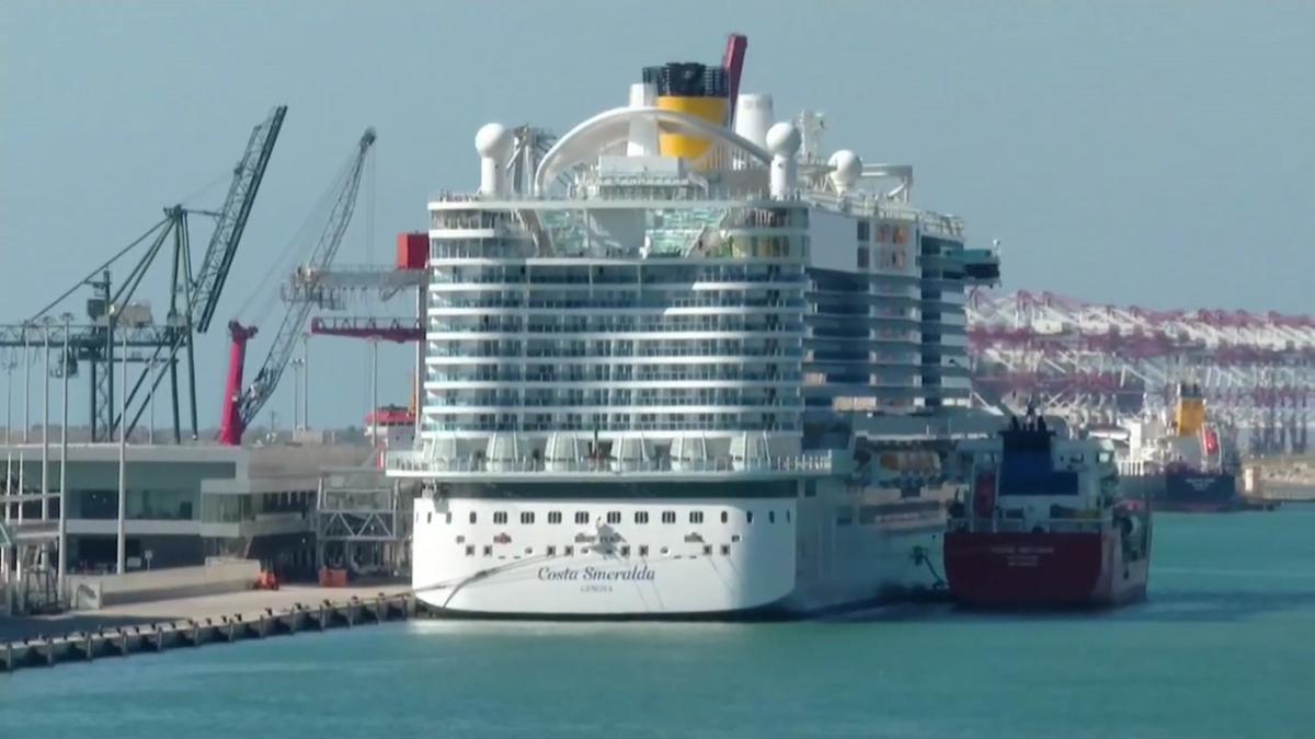El crucero Costa Smeralda, en el puerto de Barcelona