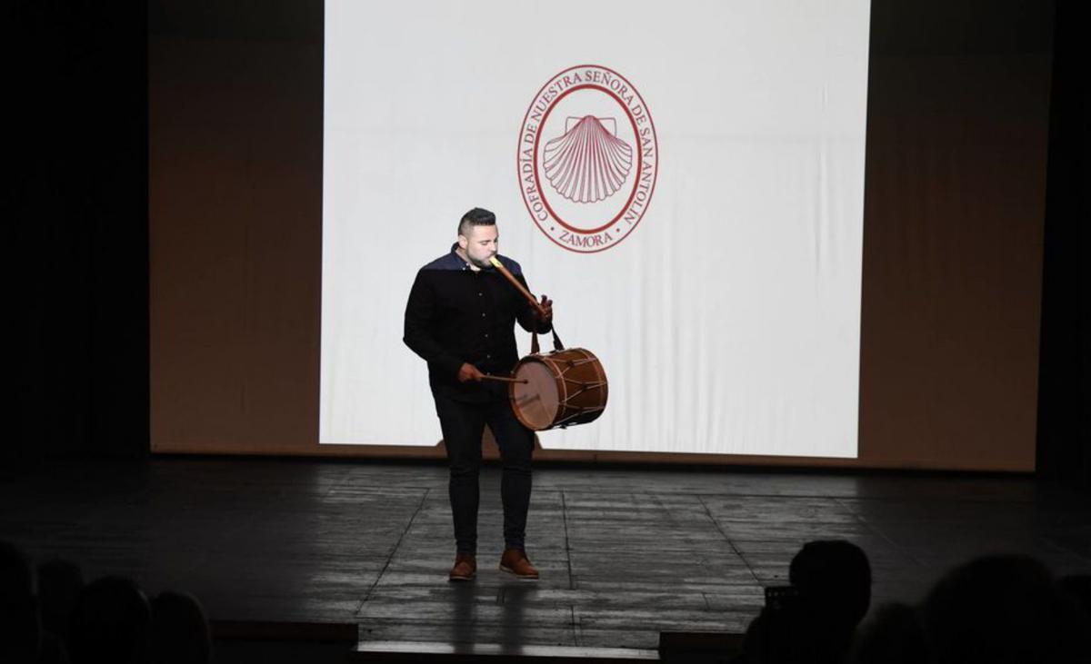 El músico Luis Antonio Pedraza en el escenario del liceo. | MIGUEL ÁNGEL LORENZO