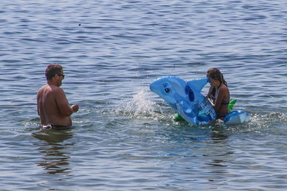 El buen tiempo y las buenas condiciones marítimas siguen animando a pasar la jornada en la playa pese a que desde hace tres semanas no hay servicio de socorrismo en Torrevieja