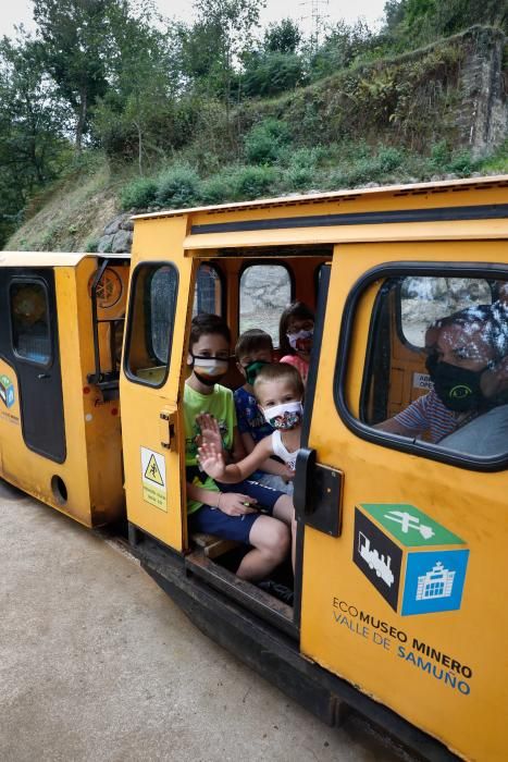 Los turistas visitan el tren ecomuseo minero valle de Samuño