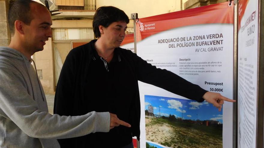 El regidor Pol Huguet i Montse Gibert, coordinadora del Programa de Participació Ciutadana, miren l&#039;exposició amb els projectes finalistes.