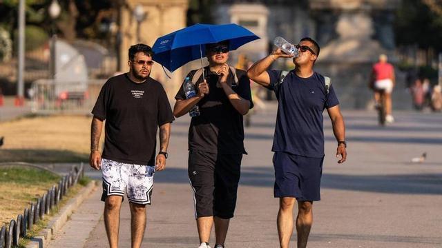 Turistes suportant la calor a l’entorn del park de Ciutadella, a Barcelona.