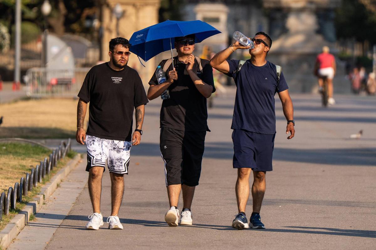 Barcelona bate el récord histórico absoluto de calor con 40,7ºC, turistas soportando el calor en el entorno del park de Ciutadella