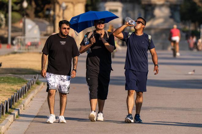 El calor extremo y la calima se abren paso en un miércoles infernal con avisos rojos por altas temperaturas