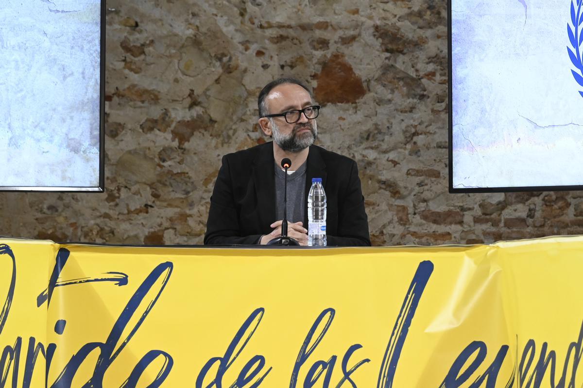 El periodista de 'Ràdio Vila-real' Javi Mata Gil, un mítico de la información del Villarreal CF moderó el acto de presentación del Partido de Leyendas del Centenario.