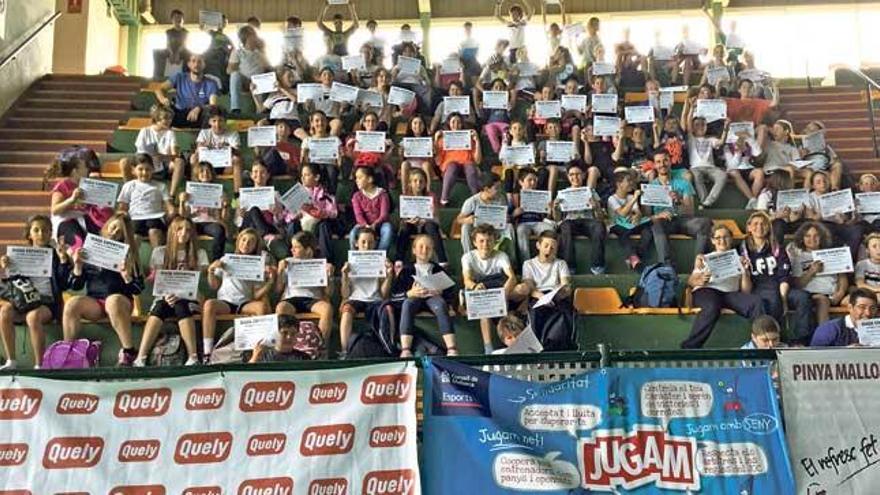 Algunos de los participantes en el polideportivo local.