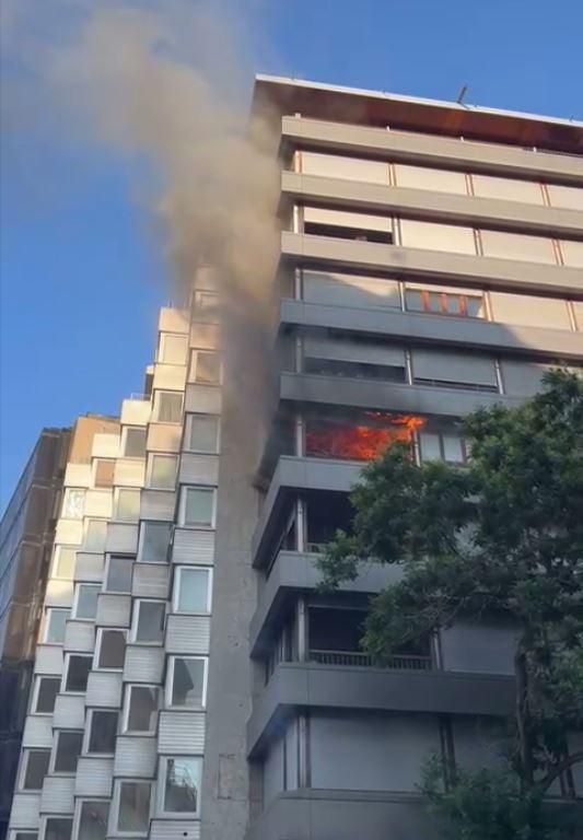 Incendi en actiu d'un pis de l'avinguda Jaume I, Girona.