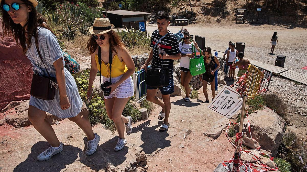 Sant Antoni refuerza la vigilancia para controlar el aforo de Cala Saladeta | ZOWY VOETEN