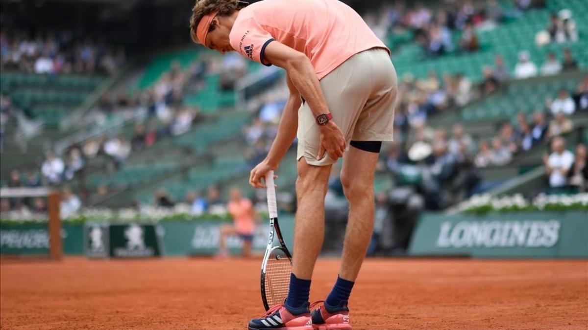 Zverev se toca la pierna lesionada