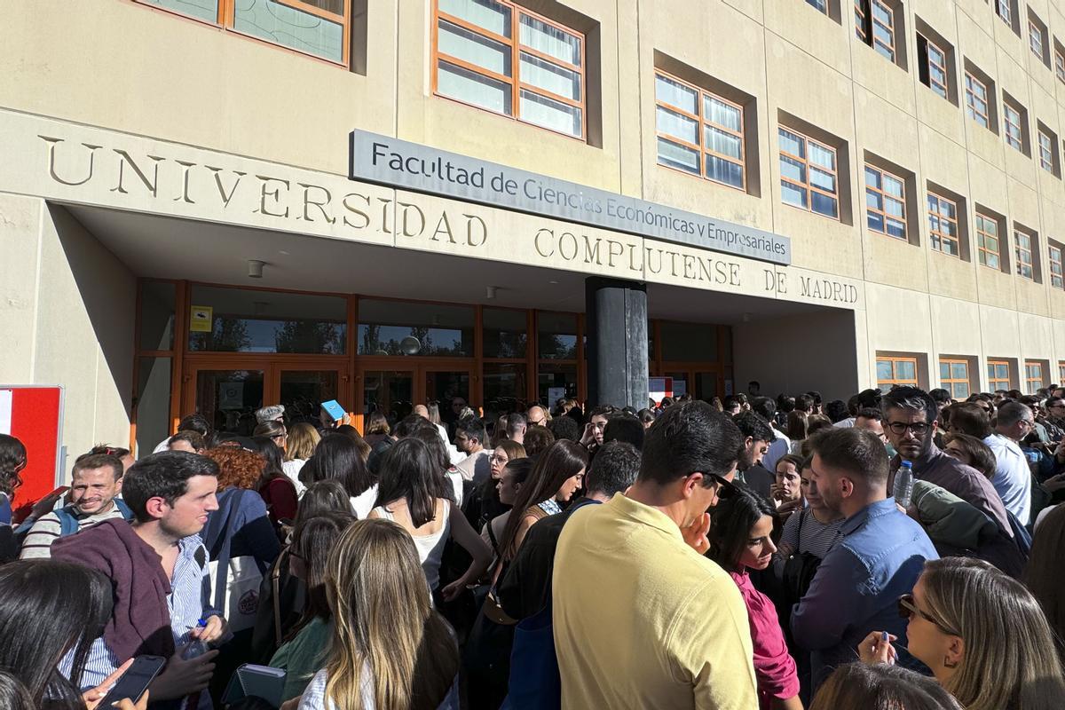 Imagen de archivo de la fachada de la Facultad de Ciencias Económicas de la Universidad Complutense de Madrid. EFE/ Ana Bornay