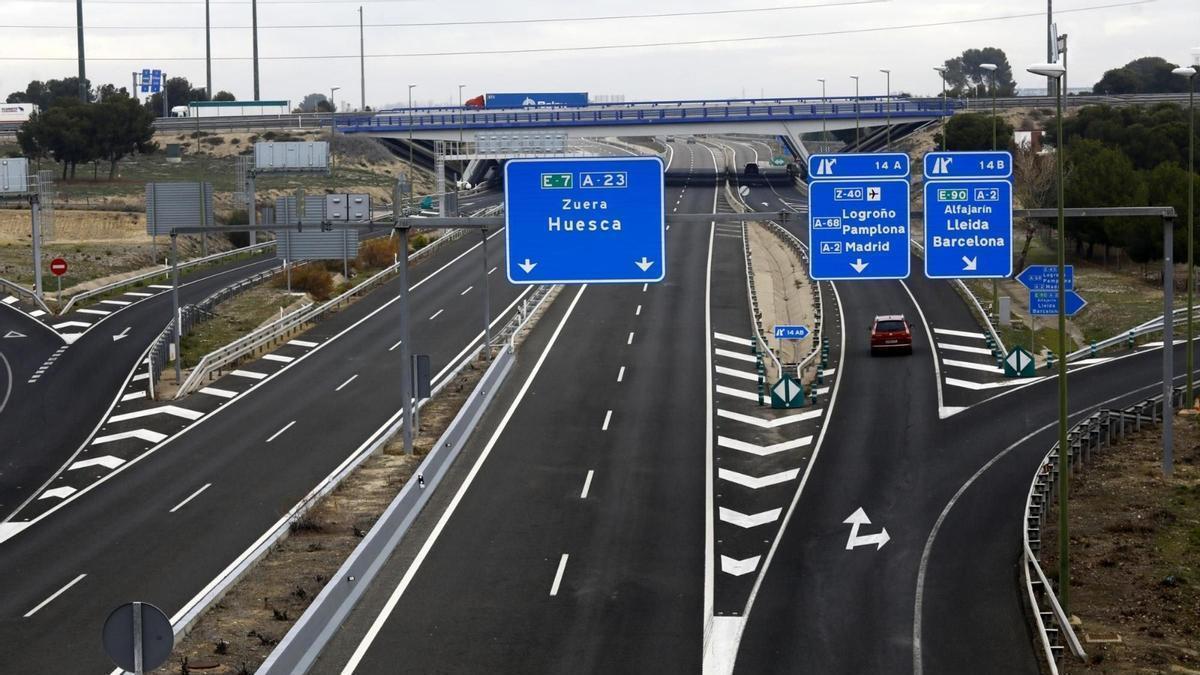 Un vehículo se incendia en el cuarto cinturón de Zaragoza (Z40) y provoca un atasco kilométrico