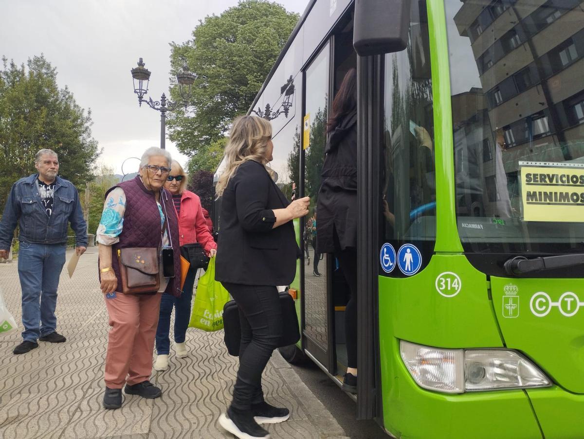 Maribel Menéndez sube al autobús en Sama.
