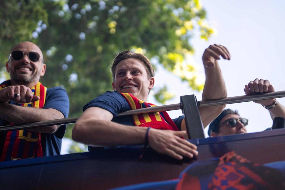 Frenkie de Jong, en la rúa de celebración del triplete del Barça. 