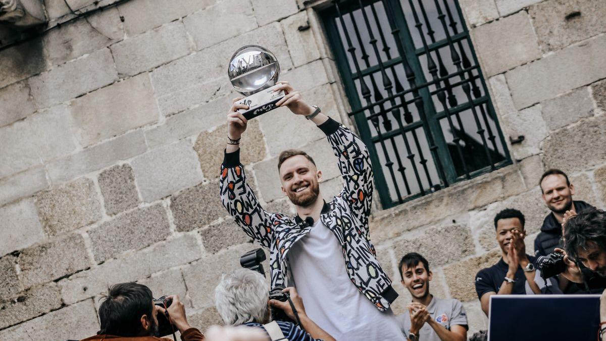 El jugador del Río Breogán Dzanan Musa sujeta el premio al MVP de la Liga ACB en Lugo.
