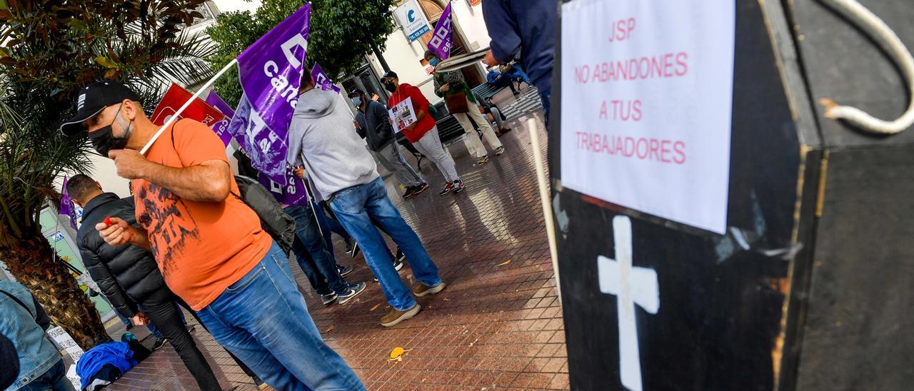 Protesta de trabajadores de JSP en la capital grancanaria.