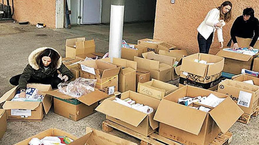 Integrants de l´Associació Ibiza Conciencia preparant un enviament pels refugiats a Grècia.