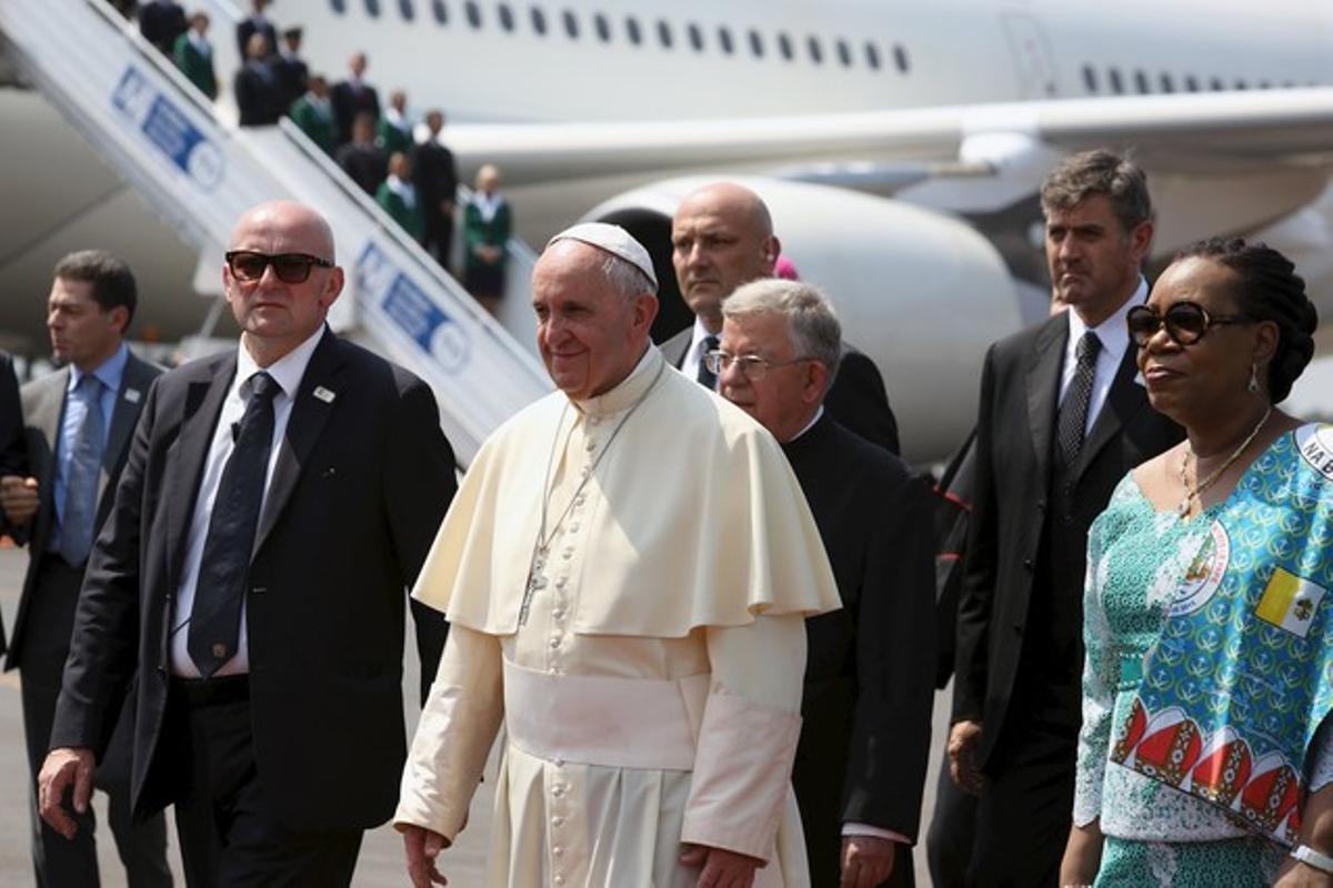 El Papa ha sigut rebut per la presidenta interina de la República Centreafricana a l’arribar a l’aeroport de la capital, Bangui.