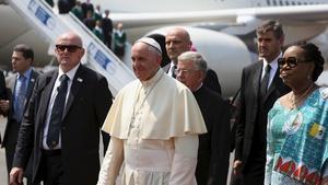 El Papa ha sigut rebut per la presidenta interina de la República Centreafricana a l’arribar a l’aeroport de la capital, Bangui.