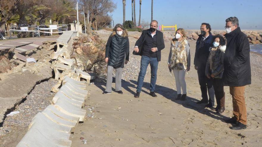 Barrachina, junto a Alós, Martínez y Pradas, comprobó los daños en el paseo originados tras los últimos temporales.