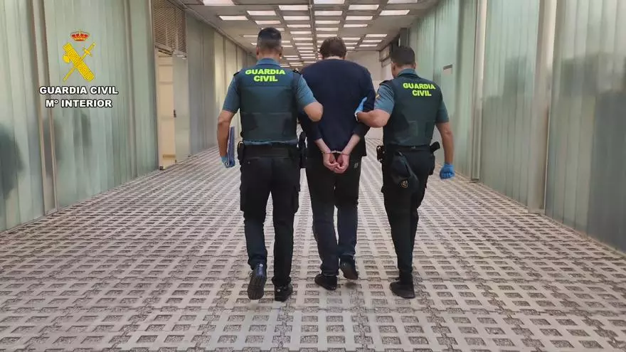 Detenido un hombre por encerrarse en un baño de mujeres de Son Sant Joan y enfrentarse a los guardias civiles