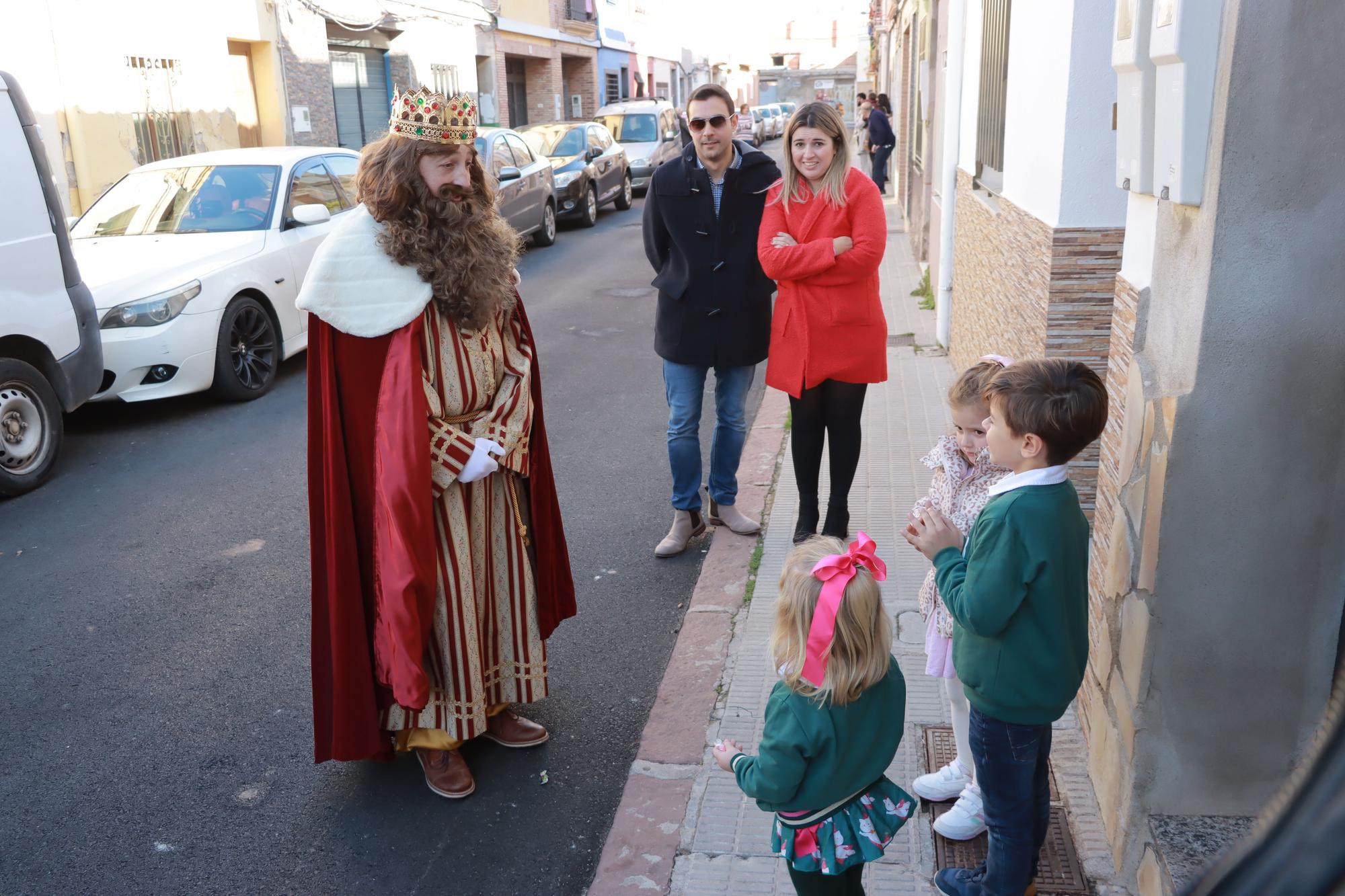 Los Reyes Mayos premian a los vecinos de Vila-real con cientos de regalos en este 2023