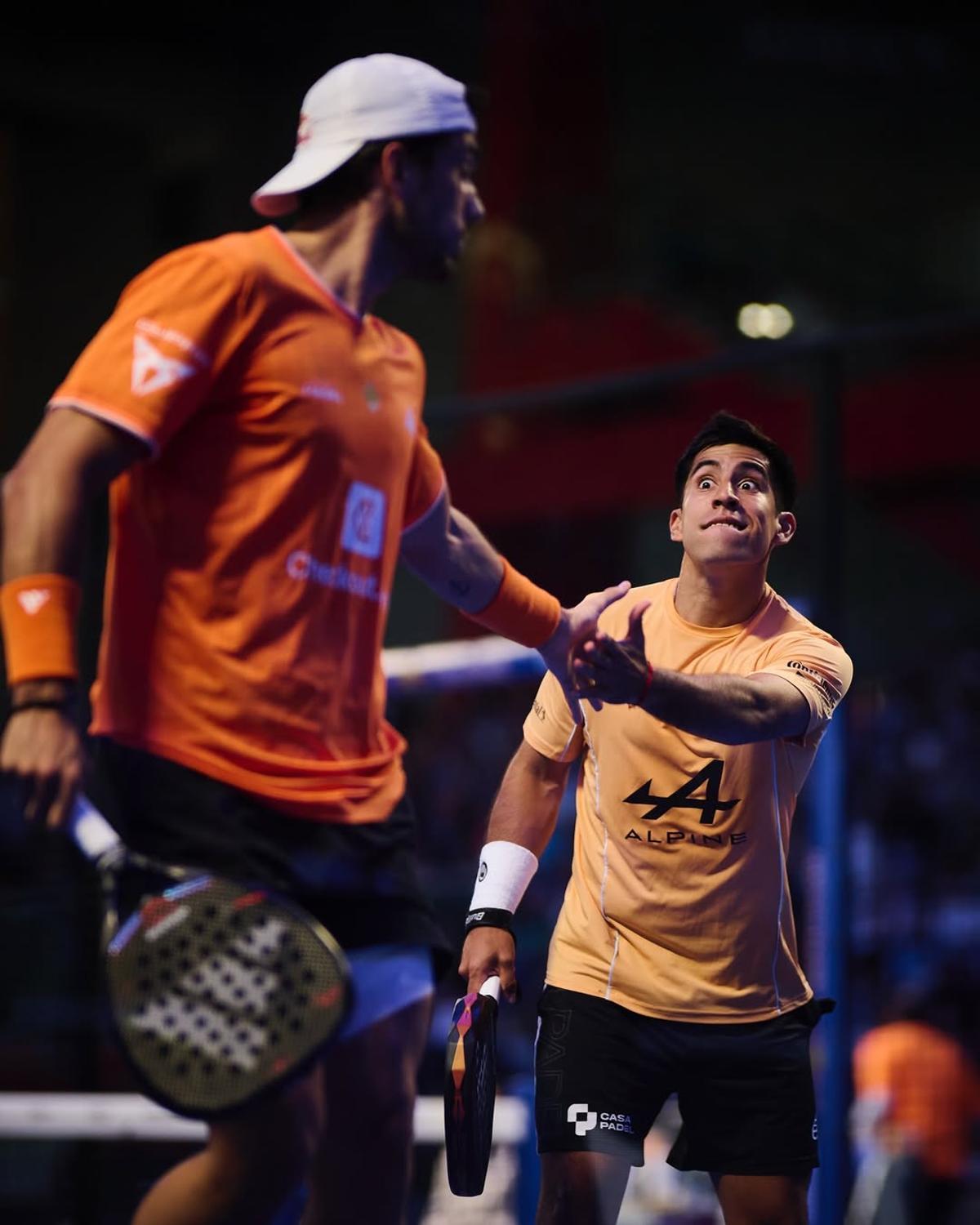 Galán y Chingotto celebran un punto en la final de Gijón
