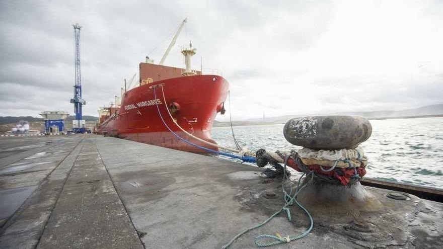 Un barco atracado en el puerto exterior.