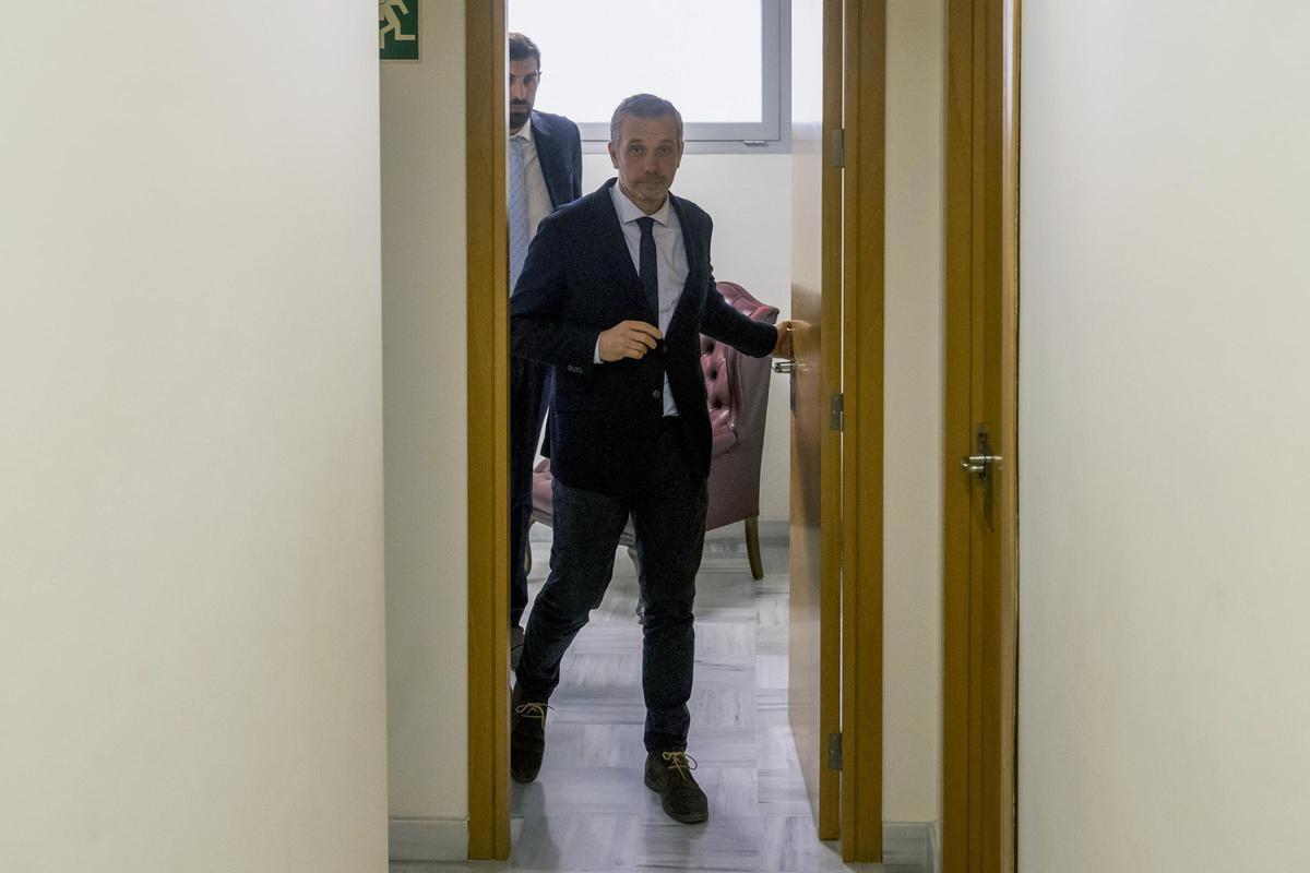 Joaquín Segado y José Ángel Antelo, ‘pillados’ saliendo de un despacho.