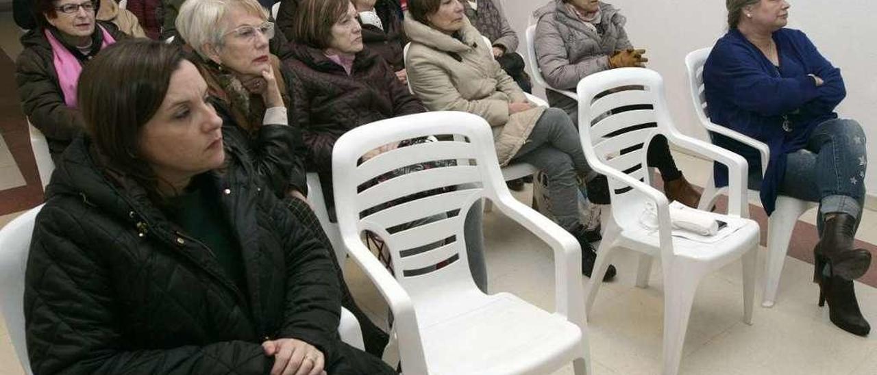 Asistentes a la charla de Pereira para Mulleres da Estrada,ayer, en la Sala Abanca. // Bernabé / Cris M.V.