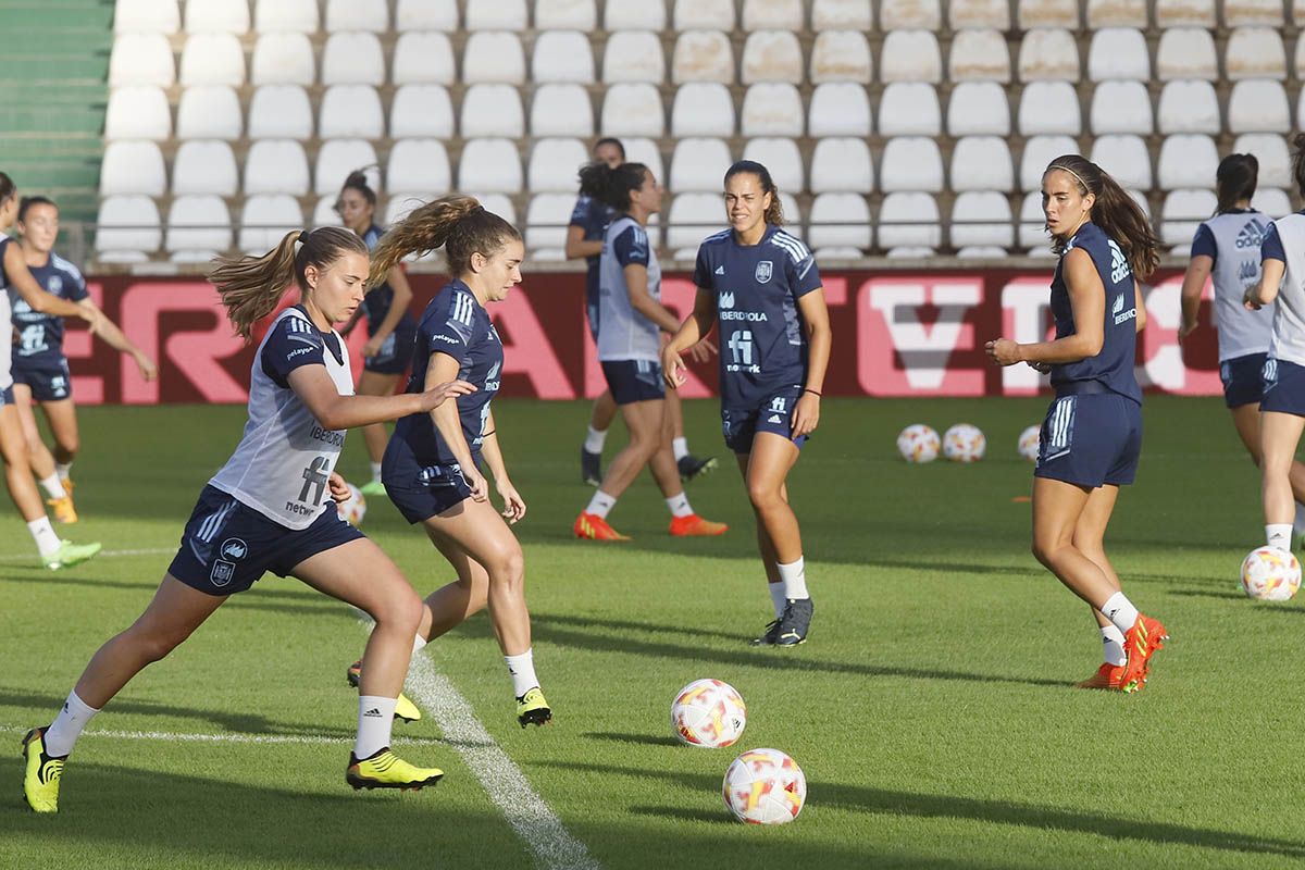 Las imágenes del entrenamiento del la selección española femenina de fútbol en El Árcangel