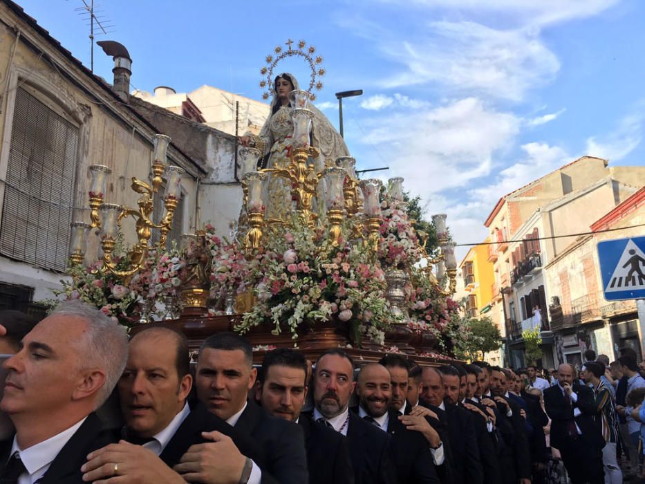 La cofradía del Rocío celebra estos días las vísperas de la solemnidad de Pentecostés y lo ha hecho este sábado con una procesión que ha comenzado a las 18.30 horas desde la casa hermandad