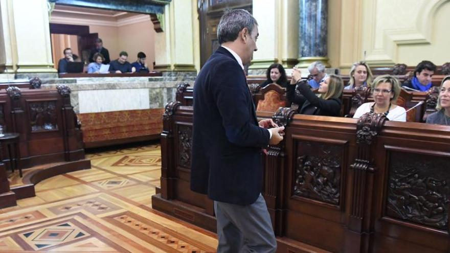 José Manuel García se dirige a Rosa Gallego, antes de un pleno.