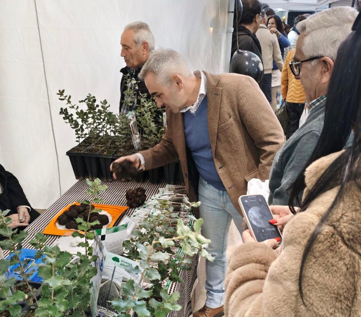Miguel Barrachina se interesa por las trufas en El Toro.