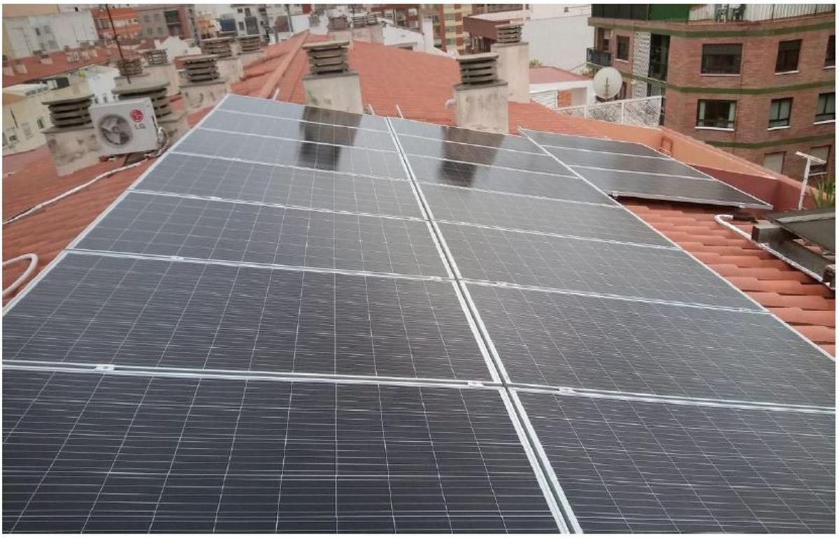Placas fotovoltaicas instaladas en el tejado de una finca de Castelló.