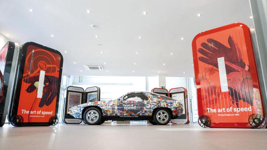 Panorámica de la exposición Art of Speed. CENTRO PORSCHE VIGO