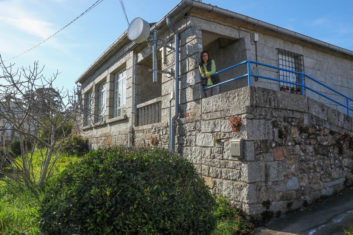 Cristina Pazos, profesora de Solobeira, en el exterior del edificio de la escuela.